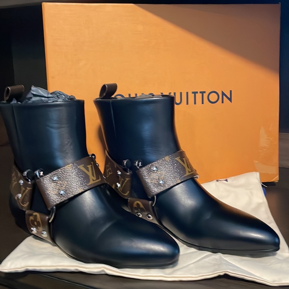 Authentic new flat Louis Vuitton rhapsody ankle boots size 35.